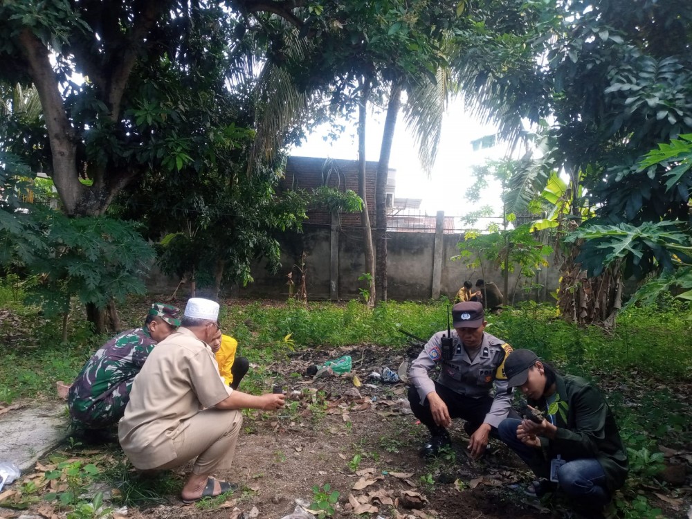 MAHASISWA KKN STIE AMM MATARAM DAN KKN MAHASISWA MAHAD INSTITUT AGAMA ISLAM NURUL HAKIM TANAM BIBIT BUAH RAMBUTAN DI DESA KEDIRI SELATAN